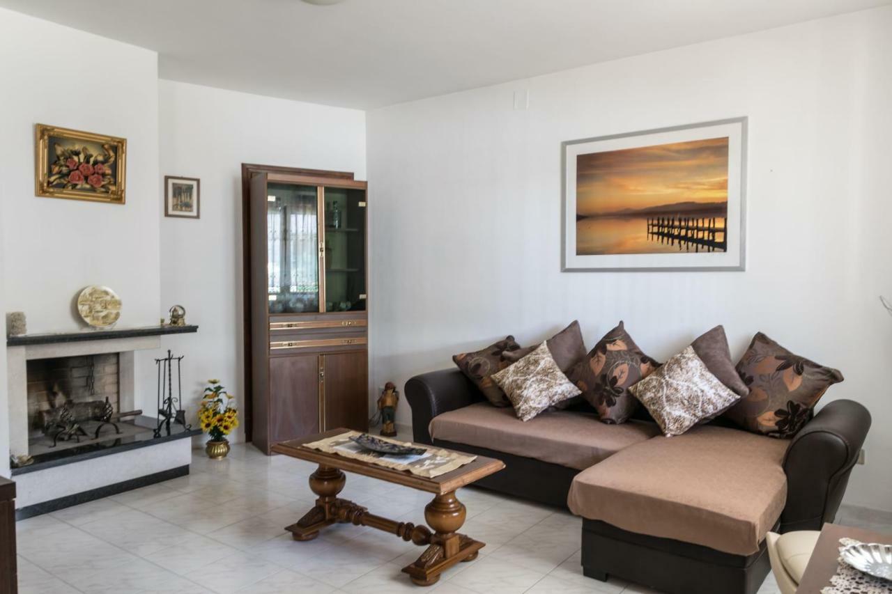 Alloggio Per Uso Turistico Villa Lido dei Pini Luaran gambar