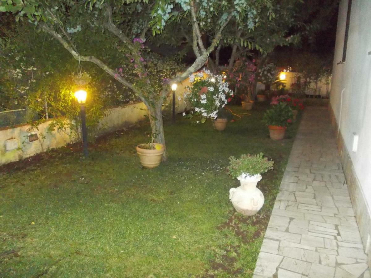 Alloggio Per Uso Turistico Villa Lido dei Pini Luaran gambar